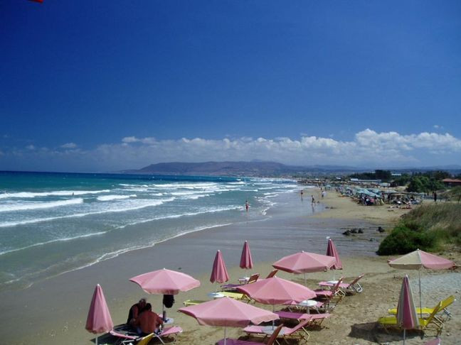 Τάξη στις ομπρέλεις και τα καθίσματα στις παραλίες των Χανίων